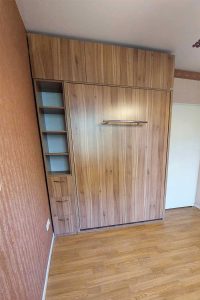 کمد دیواری با تخت تاشو رنگ قهوه ای با طرح چوب