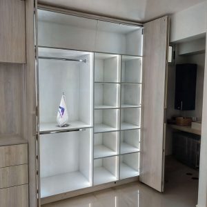 کمد دیواری ریلی رنگ کرمی و طرح چوب