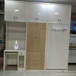 کمد دیواری با تخت تاشو رنگ کرم و طرح چوب