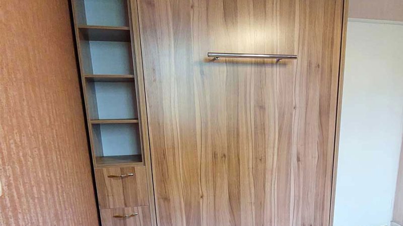 کمد دیواری با تخت تاشو رنگ قهوه ای با طرح چوب