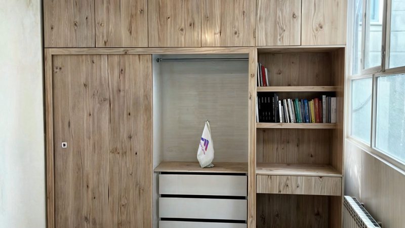 کمد دیواری ریلی رنگ کرمی و سفید طرح چوب