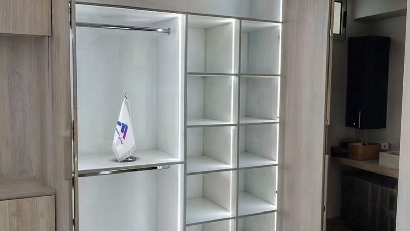 کمد دیواری ریلی رنگ کرمی و طرح چوب