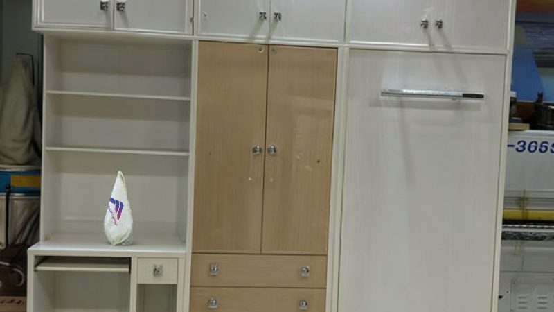 کمد دیواری با تخت تاشو رنگ کرم و طرح چوب