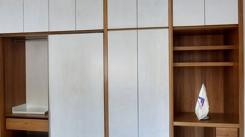 کمد دیواری رنگ سفید و قهوه ای طرح چوب